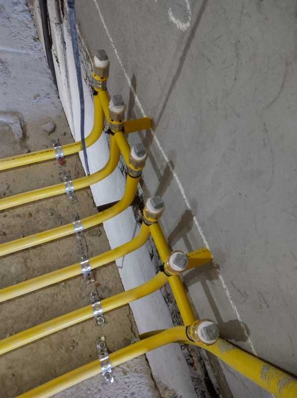 Ramais de encanamento de gás em tubo multicamada amarelo fixados na parede
