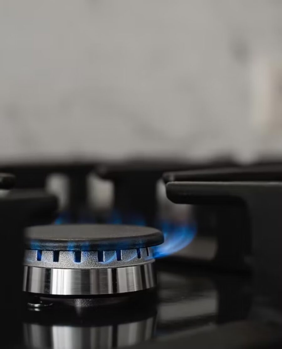Queimador de cooktop aceso com chama azul após revisão