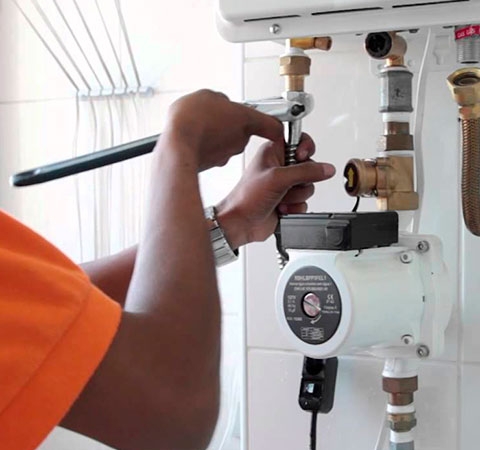 Técnico executando instalação de rede de gás com tubulação e conexões de cobre