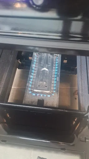 Interior de forno com o queimador aceso em chama azul durante teste de aquecimento