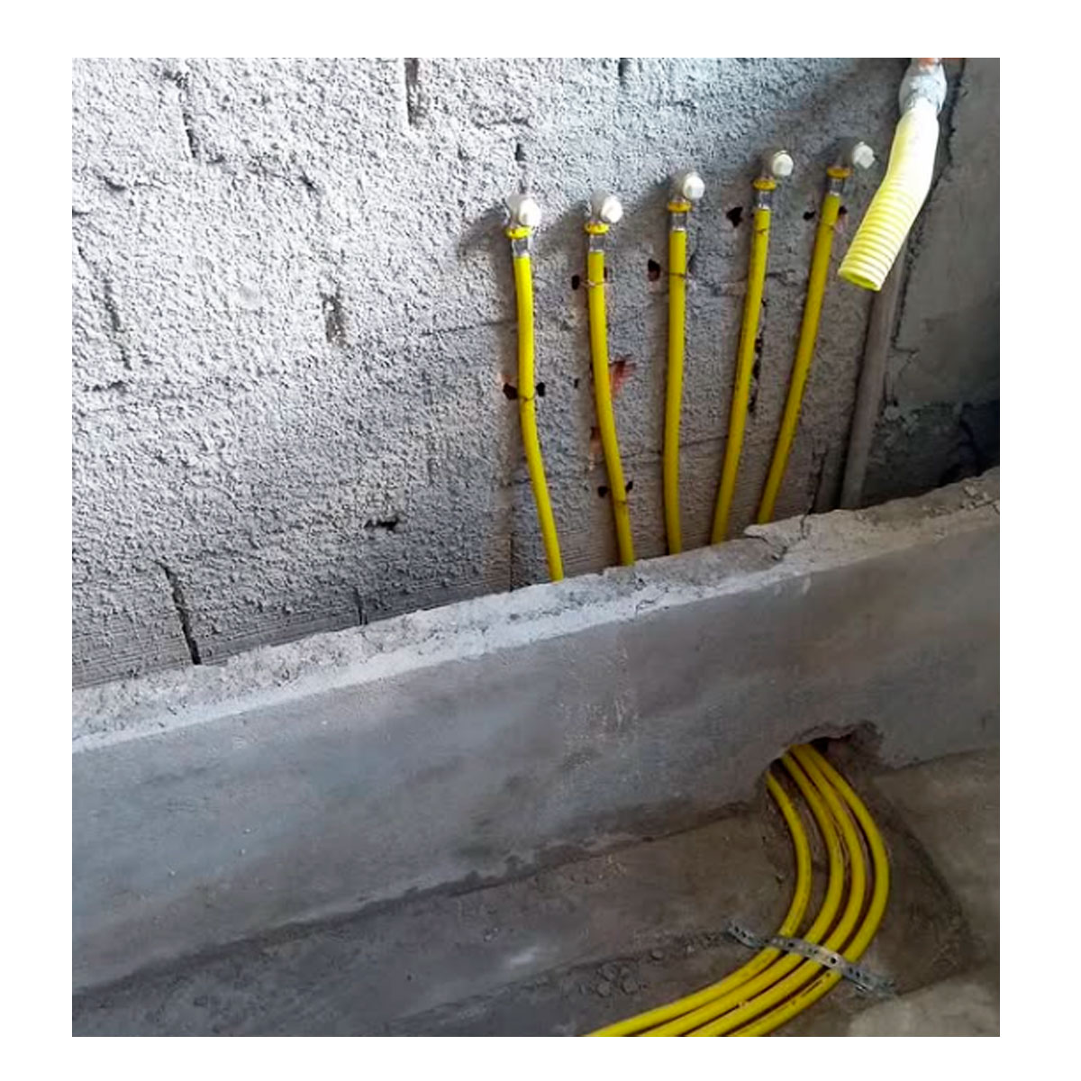 Tubo PEX de gás enterrado no concreto e subindo até os pontos de consumo